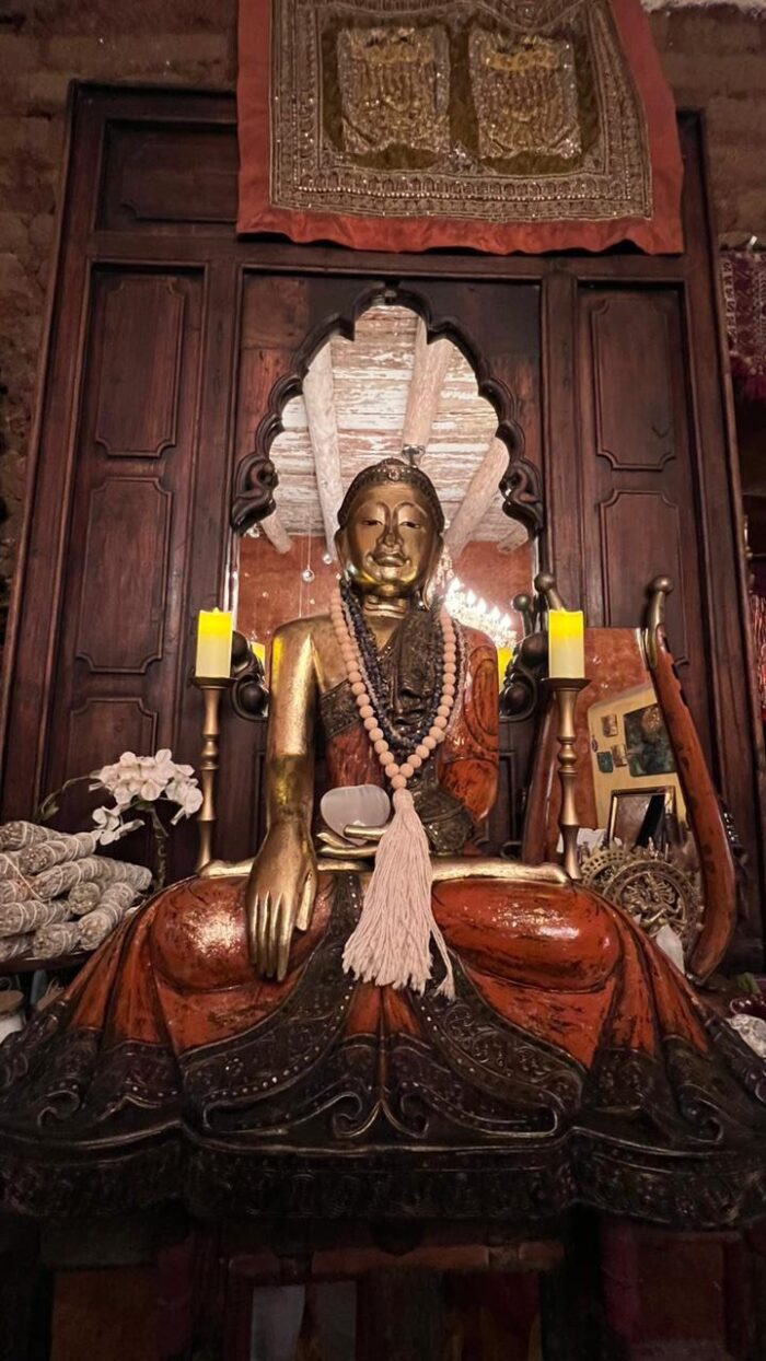 Busto dorado de Buda rodeado de objetos artesanales en el Bazar.