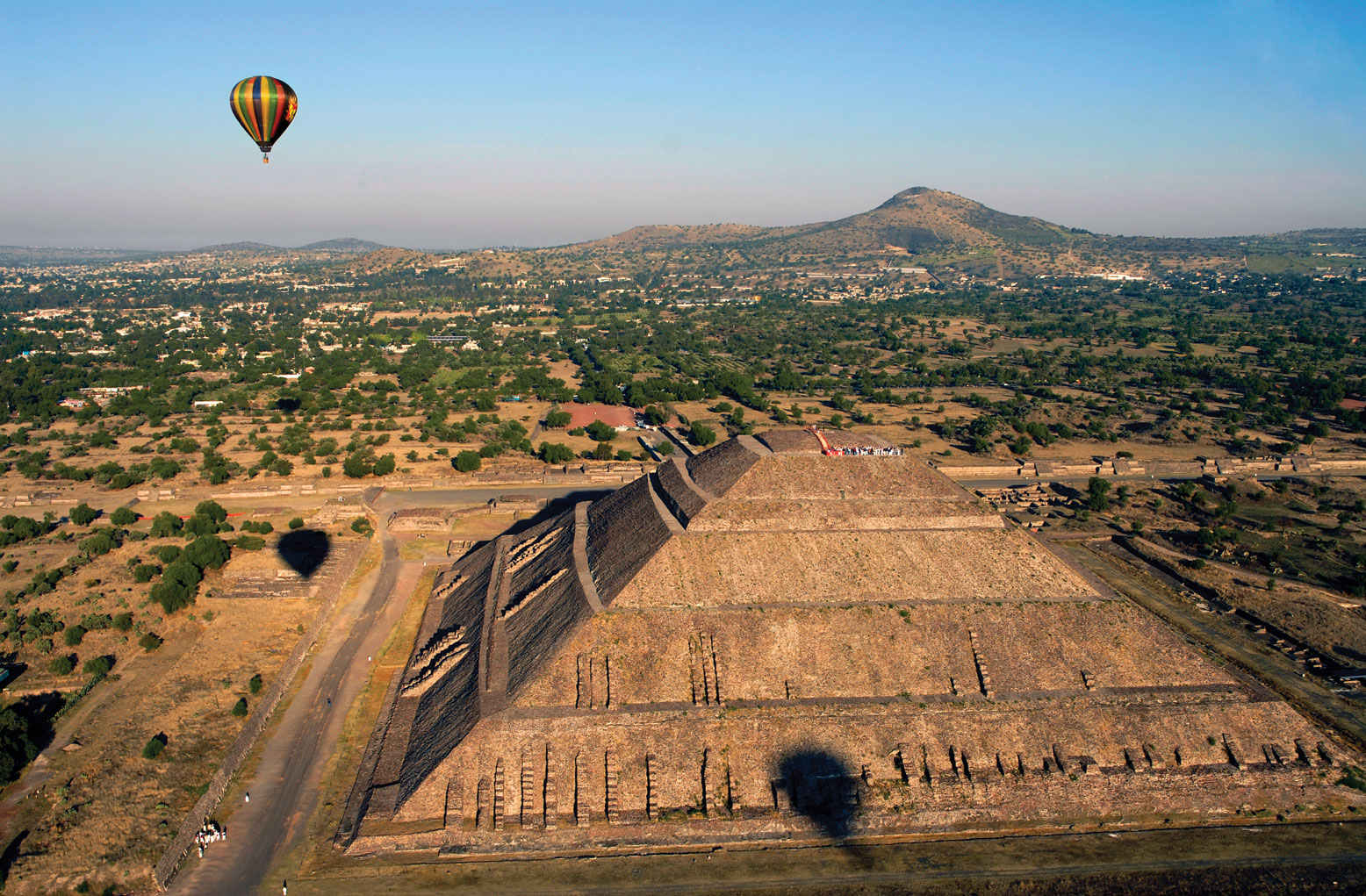 Un globo aerostático sobrevolando las pirámides de Teotihuacán.