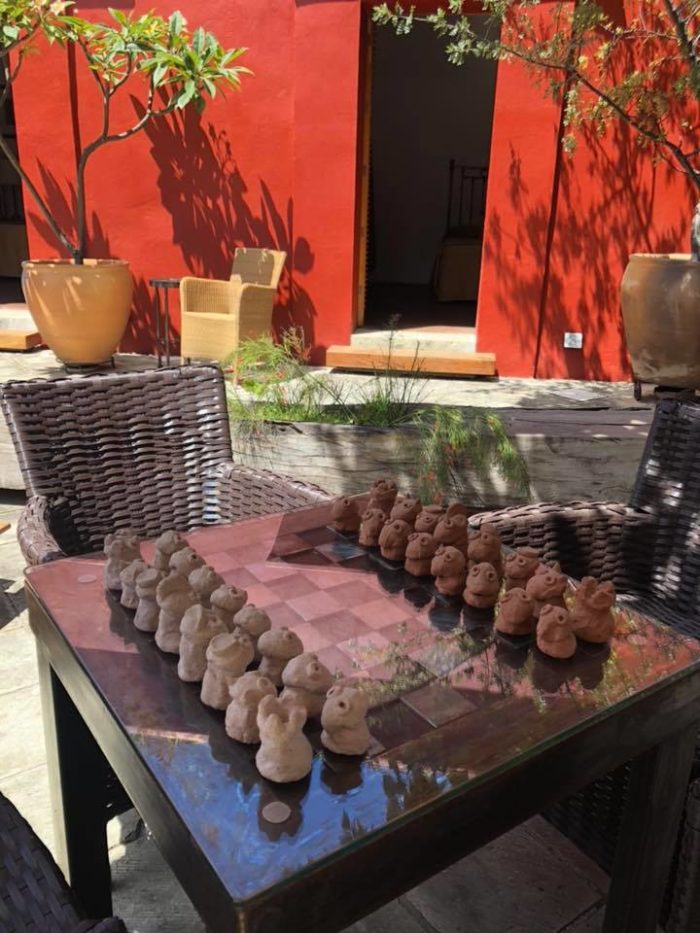 La-Casona-de-Tita-Ciudad-Oaxaca-Hotel-patio-ajedrez
