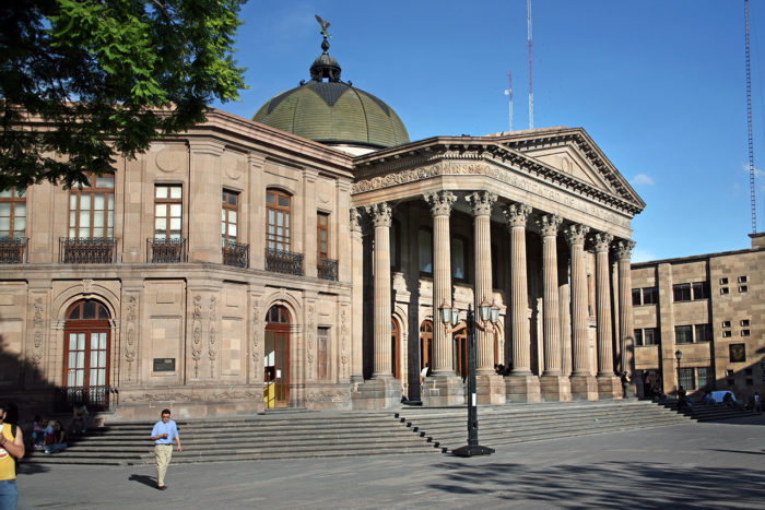 Recorre la Alameda Central