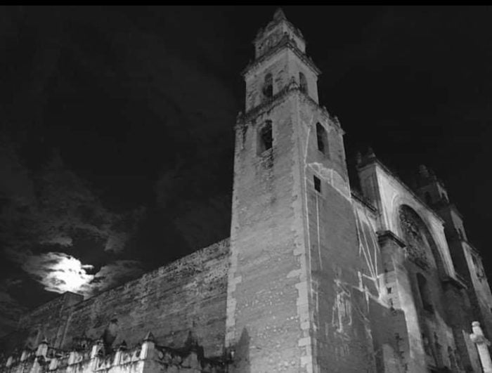 Noche de leyendas-Mérida-Centro-Yucatán-Catedral-cenote debajo