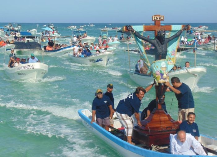 Cristo Negro-Festividad-Sisal-Yucatan-en el mar