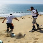 Haz sandboarding en las dunas de Primo Tapia o recórrelas en jeep