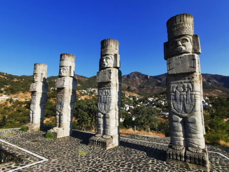 Los Atlantes de Taxco, las desconocidas esculturas que no habitan en Tula