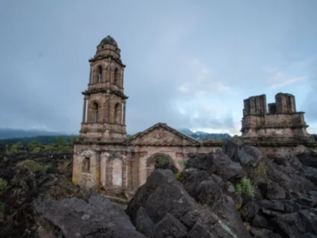 La iglesia sepultada por la lava del volcán Paricutín