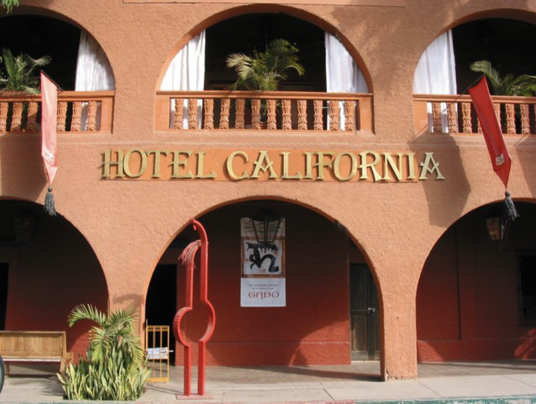 Отель калифорния на телефон. Hotel California отель. Отель Калифорния Тодос Сантос. Отель Калифорния обложка альбома. Отель Калифорния Мексика.
