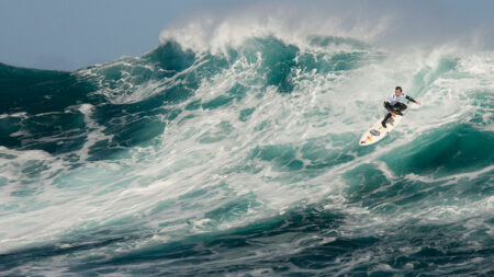 Surca olas en la cuna del surf en México