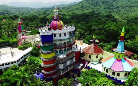 El castillo surrealista que es un santuario de la herbolaria mexicana