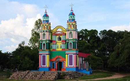 La colorida iglesia de Balancán