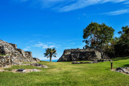 Quiahuiztlán, una zona arqueológica a la orilla del mar