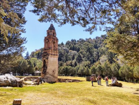 ¿Conoces la iglesia enterrada en un Pueblo Mágico de Michoacán?