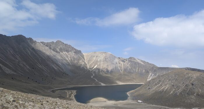 Una de las lagunas en el cráter del Nevado de Toluca, un destino cercano al Tren Interurbano México Toluca.