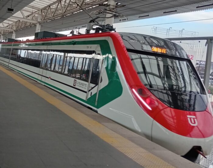 Vista detallada del Tren El Insurgente en operación, parte del sistema del Tren Interurbano México Toluca.