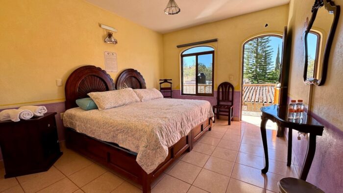 Terraza del Hotel Quinta Mirador Zacualli con vistas panorámicas de la Peña de Bernal, un hospedaje ideal para el descanso.