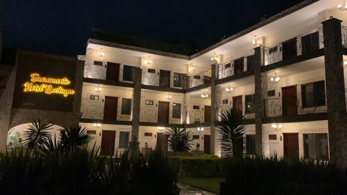 Entrada del Sacramento Hotel Boutique, un espacio rústico y elegante para quienes buscan una estancia especial en Bernal.