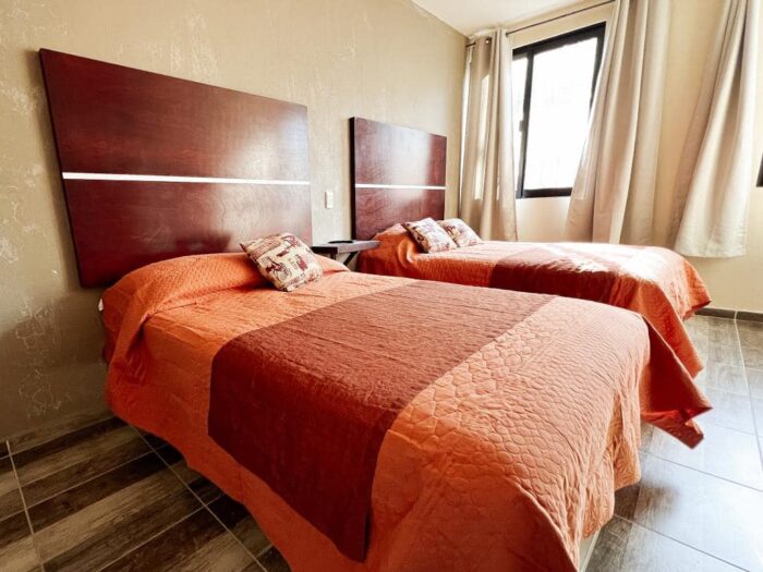 Habitaciones del Hotel Hai Do, un alojamiento con arquitectura colonial y cercanía a los principales atractivos de qué hacer en Bernal.