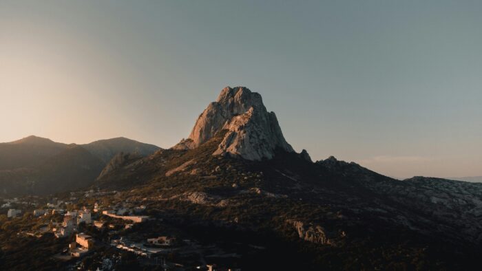 Imagen del monolito iluminado por el sol, una de las experiencias más recomendadas para quienes buscan qué hacer en Bernal.