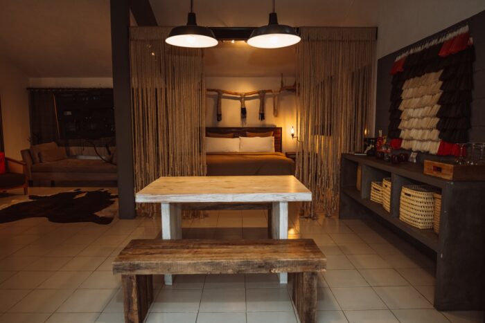 Interior acogedor de un bungalow del Hotel Rocaval con decoración rústica y detalles artesanales.